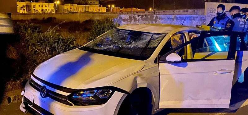 Imagen del vehículo volcado/TA.